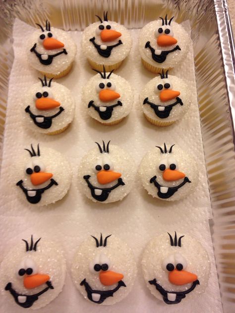 Olaf Cupcakes Olaf Jello Cups, Olaf Desserts, Olaf With Marshmallows, Olaf Cupcake Cake, Fondant Olaf, Olaf Cupcakes, Donut Art, Snowman Cupcakes, Kid Cupcakes