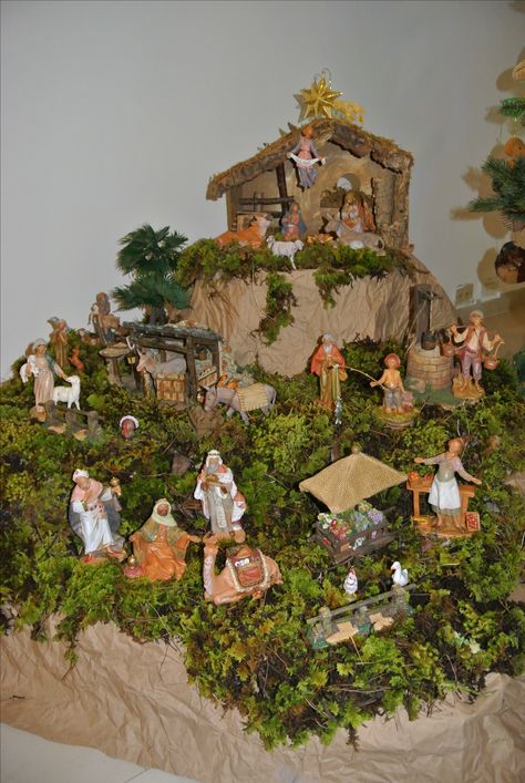 pesebre rustico Fontanini Nativity Display, Nativity Display, Christmas Crib Ideas, Nativity Scene Display, Fontanini Nativity, Christmas Village Display, Christmas Time Is Here, Christmas Nativity Scene, Navidad Christmas