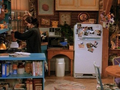 Tv Apartment, 90s Living Room, Movie Rooms, Friends Apartment, 90s Home, Dream Castle, Classroom Decor High School, Cosy Kitchen, Friends Episodes