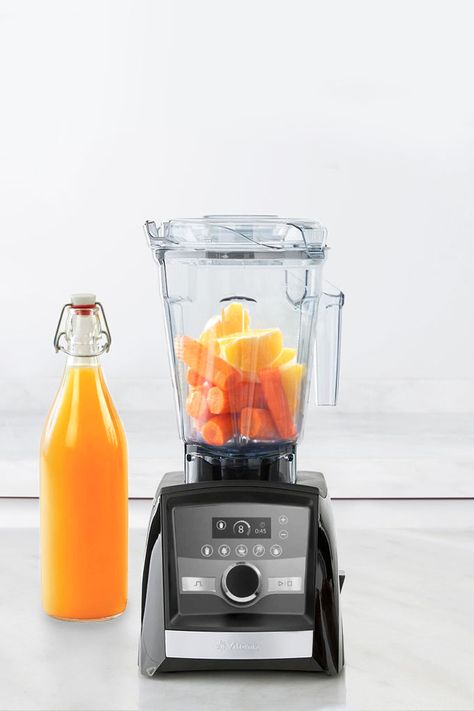 Vitamix juicer isn't a traditional juice extractor, but rather a blender with a whole food juicing capability. How to make juice in a Vitamix Carrot Juice Recipe Blender, Juice In Blender, Juicing With A Vitamix Blender, Vitamix Immersion Blender Recipes, Vitamix Juice, How To Make Juice, Juice Blender, Glass Blender, Juicing With A Blender