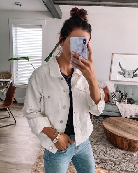 Outfits With White Denim Jacket, White Denim Jacket Outfit Aesthetic, White Demin Jacket Outfits, White Jeans Jacket Outfit, Cream Denim Jacket Outfit, White Jeans Jacket, White Jean Jacket Outfits, White Denim Jacket Outfit, Jean Jacket Outfit