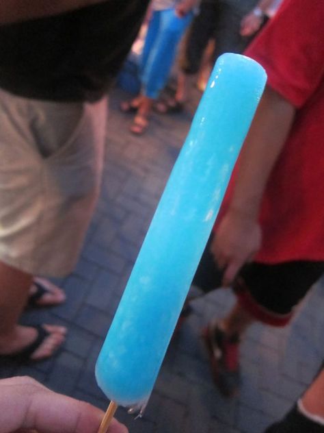 Blueberry popsicle (or ice lolly for you Brits) in Chiang Mai. Beef In Gravy, Blue Popsicle, Fresh Fruit Smoothies, Thailand Travel Destinations, Khao Soi, Tom Yum, Ice Cream Design, Ice Lolly, Blue Candy