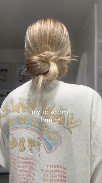 Meredith Welborn on Instagram: "literally the quickest and easiest hairstyle ever !! this is how my hair looks most days 🫶🏼 #hairtok #hairtutorial #messybun #buntutorial #heatlesshair #easyhairstyles" Hair Styles Simple, Preppy Hairstyles, Cute Simple Hairstyles, Bun Tutorial, Hair Tips Video, Hair Things, Peinados Fáciles Para Cabello Corto, Hair Stylies, Bun Hairstyles For Long Hair