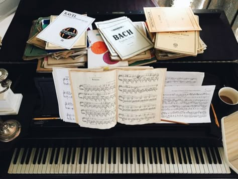 ❤❤❤ Messy Workplace ❤❤❤ Piano Aesthetic, A Night At The Opera, Music Student, Music Sheets, Autumn Vibes, Future Life, Pics Art, Classical Music, My Vibe