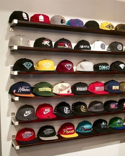 Diy Baseball Hat, Diy Hat Storage, Baseball Hat Display, Baseball Hat Storage, Hat Rack Wall, Hat Rack Ideas, Cave Diy, Wall Hat Racks, Baseball Hat Racks