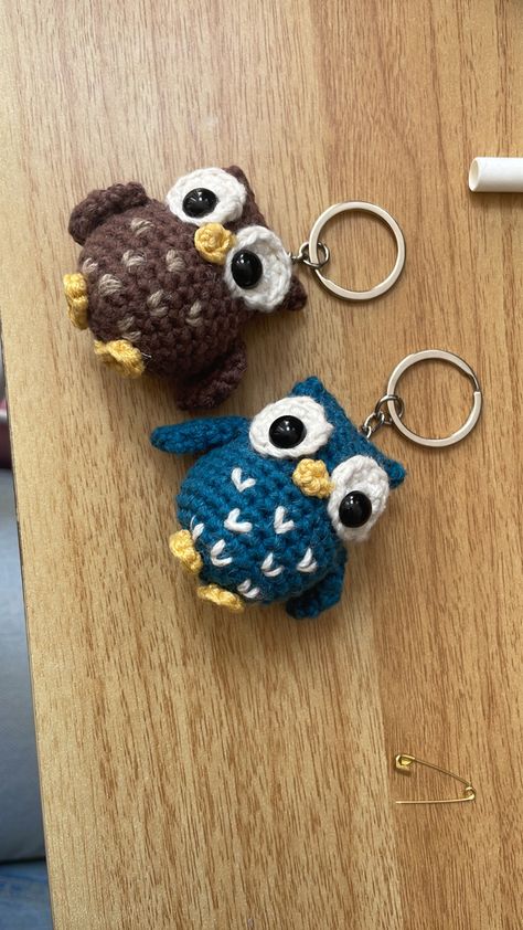 Owl Keychain Crochet, Crochet Owl Keychain, Crochet Keychain Animals, Crochet Butterfly Keychain, Free Crochet Keychain, Wine Crochet, Crochet Keyring Free Pattern, Crochet Flower Blanket, Scrap Yarn Crochet