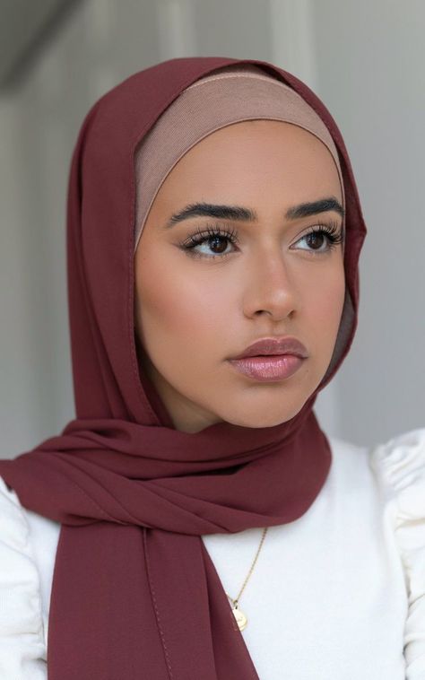 hijabi girl aesthetic Model With Hijab, Woman With Hijab, Dress Hijab Simple, Women In Hijab, Makeup Hijab, Hijab Simple, Headwrap Tutorial, Stile Hijab, Silk Scarf Hair