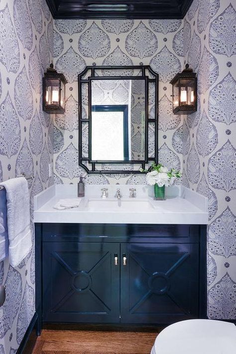 Galbraith & Paul Lotus Wallpaper Ideas Cuarto, Classic Bathroom Design, Blue And White Wallpaper, Powder Room Wallpaper, Bathroom Solutions, Classic Bathroom, Unique Bathroom, Bad Design, Dream Bathrooms