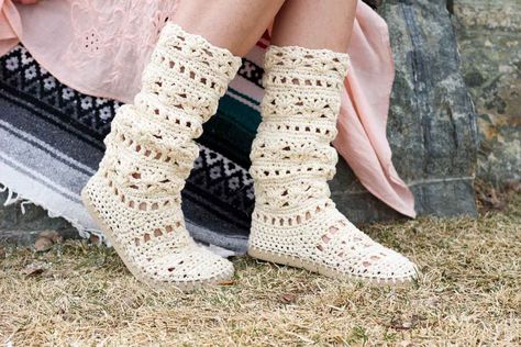 Crochet Shoes Pattern Free, Crochet Boots Free Pattern, Crochet Shoe, Crochet Boots Pattern, Outfit With Boots, Outfits With Boots, Crochet Slipper Boots, Crochet Flip Flops, Boots Pattern