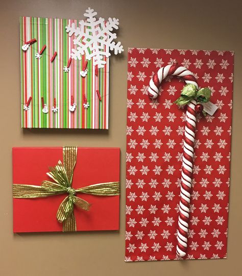 Picture Wrapped As A Present On Wall, Locker Decorations Diy, Christmas Wall Decor Diy, Christmas Present Decoration, Chrismas Crafts, Christmas Decorations Apartment, Christmas Decorations Diy Crafts, Apartment Christmas, Christmas Apartment