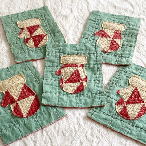 Attic Shower, Antique Quilts Patterns, Quilt Crafts, Homemade Coasters, Quilt Scraps, Barn Christmas, Sew Crafts, Sewing Christmas, Diy Sewing Gifts