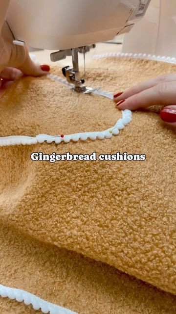 Diy Gingerbread Pillow, Christmas Pillows Diy, Diy Gingerbread, Lights For Christmas, Gingerbread Diy, Diy Christmas Decorations Easy, Xmas Diy, Christmas Pillows, Cute Diy