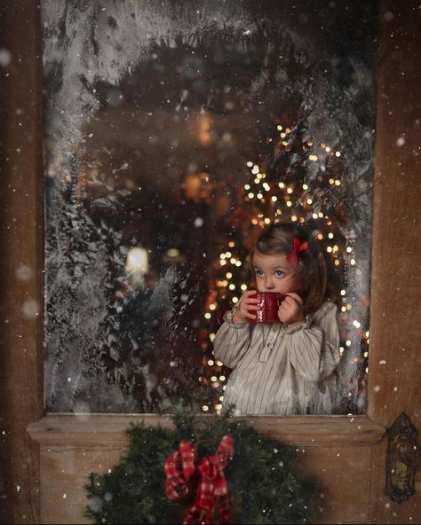 Toddler Christmas Photos, Christmas Photoshoot Kids, Christmas Mini Shoot, Christmas Photography Family, Christmas Poses, Baby Christmas Photos, Holiday Portraits, Holiday Mini Session, Christmas Portraits