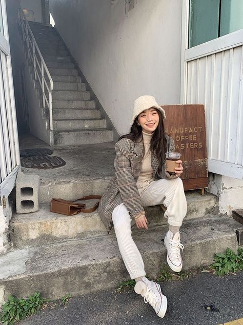 Beige Bucket Hat Outfit, Hat Outfit Fall, Bucket Hat Outfits, Bucket Hat Outfit, Hat Outfit, Oufits Casual, Outfits With Hats, Inspired Outfits, Korea Fashion