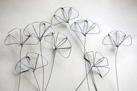 Poppies made with wire. Check out the other fun designs on this blog. Drátěná Socha, Art Fil, Wire Wall Art, Wire Art Sculpture, Art Wire, Wire Flowers, Good Weekend, 3d Pen, Deco Floral