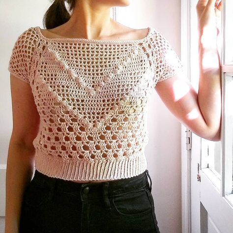 Thrifter and maker in IL- Amy on Instagram: “Ok guys! I finally finished testing the new totum tee crochet pattern from @nomadstitches! Isn't it a beauty? This design is so intricate…” Ladies Tops Patterns, Crochet Top Outfit, Patterned Crop Top, Crochet Summer Tops, Tees Pattern, Crochet Fashion Patterns, Crochet Halter Tops, Crochet Woman, Knitted Tops