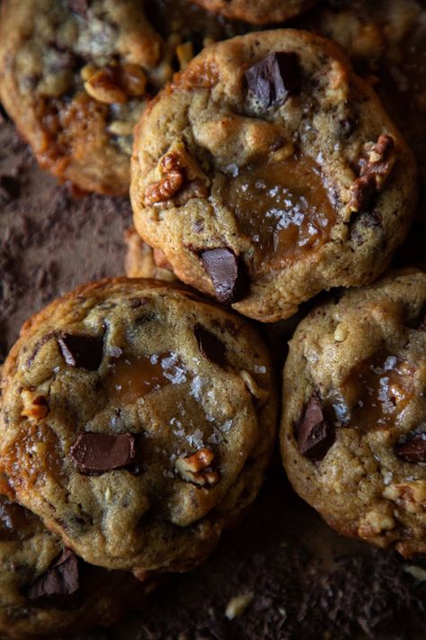 Bakery Style Chocolate Chip Cookies, The Perfect Chocolate Chip Cookie, Chocolate Caramel Cookies, Salted Caramel Cookies, Perfect Chocolate Chip Cookies, Favorite Cookie Recipe, Walnut Cookies, Soft Caramel, Caramel Cookies