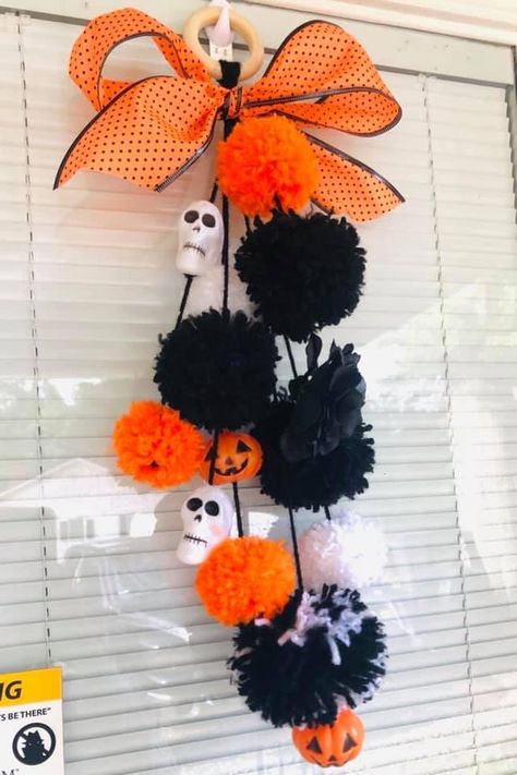 Pom Pom Halloween Crafts, Halloween Pom Pom Wreath, Fall Pompom Wreath, Halloween Wreath Ideas, Pompom Wreath Christmas Diy, Autumn Pom Pom Wreath, Pompom Wreath Halloween, Autumn Pom Pom Garland, Halloween Felt Crafts