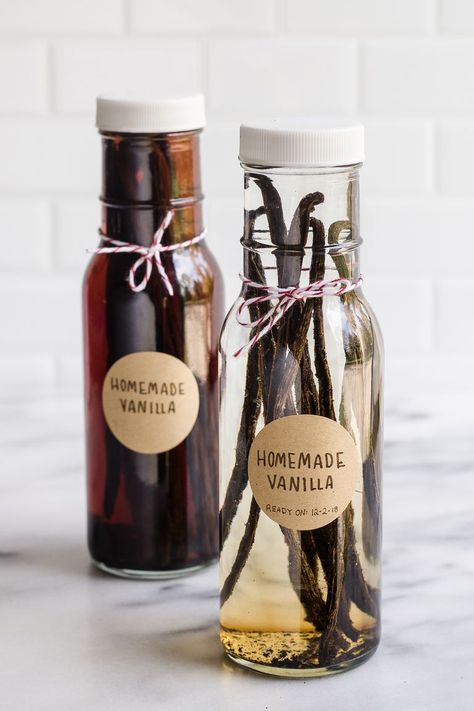 How to Make Vanilla Extract 16 Trendy Recipes, Make Vanilla Extract, Vanilla Extract Recipe, Homemade Vanilla Extract, Homemade Food Gifts, Christmas Food Gifts, Pioneer Woman Recipes, Homemade Spices, Homemade Whipped Cream