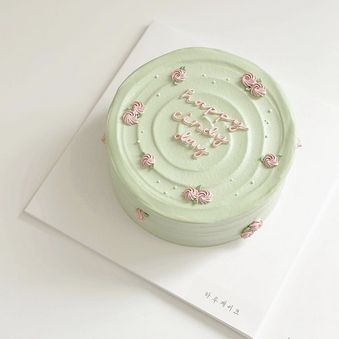 Korean Cake Green, Pastel Green Cake Simple, Green Cake Design Simple, Green Bento Cake, Green Birthday Cake Ideas, Cute Minimalist Cake, Green Cake Aesthetic, Pastel Green Cake, Minimalist Cakes