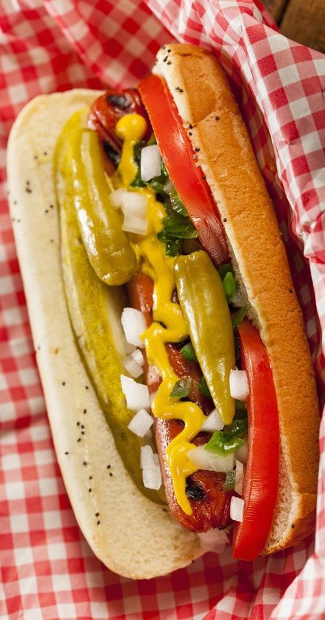 There's nothing more symbolic of Chicago than its hot dog. Kiosk Plan, Chicago Dog Recipe, Chicago Dogs, Dogs Recipes, Hot Dog Chili Sauce, Chicago Style Hot Dog, Chicago Hot Dog, Gourmet Hot Dogs, Hot Dogs Recipes