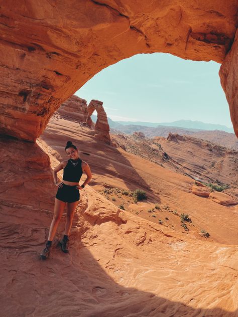 Arches National Park Outfit, Bryce Canyon Outfit, National Parks Outfit Summer, Utah Hiking Outfit Summer, Desert Hike Outfit, National Park Outfit Ideas Summer, Arches National Park Aesthetic, Utah Hiking Outfit, National Park Hiking Outfit