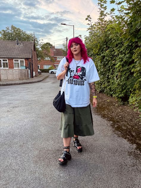 Casual outfit, pink hair, graphic tshirt, oversized tshirt, denim skirt, khaki skirt, dr marten sandals Alt Style, Everyday Outfit, Alternative Outfits, Casual Fit, Casual Everyday, Casual Fits, Alternative Fashion, Roxy, Everyday Outfits