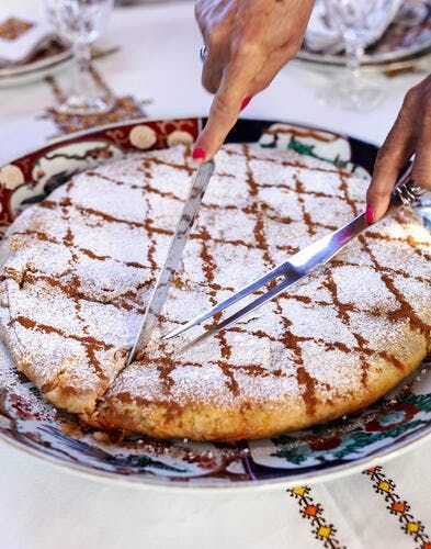 La pastilla au poulet et amandes d’Hafida Chicken Pastilla, Moroccan Foods, Lebanese Breakfast, Breakfast Presentation, Moroccan Dishes, Arabic Recipes, Moroccan Chicken, Chicken Pie, African Recipes