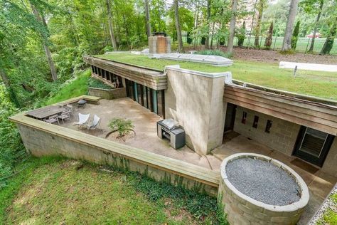 donald reed chandler - Nestled under the woods of McLean, Virginia, this mid-century modern home designed by Donald Reed Chandler is both stylish and secure. The above is... Under Ground Homes, Berm House, Earth Roof, Underground House Plans, Underground Houses, Underground Home, Earth Ship, Bunker Home, Earth Sheltered Homes