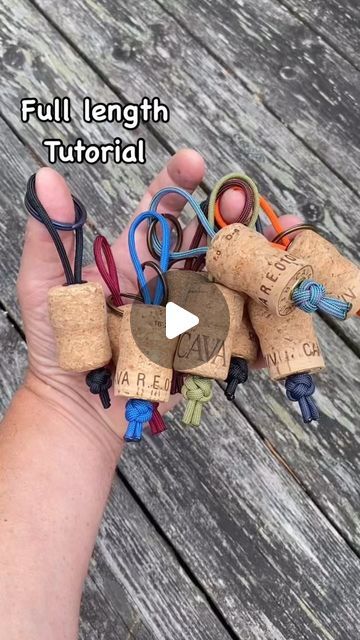 Fishing Craft Ideas, Cork Sheet Crafts Diy, Cork Keychain Diy, Dremel Crafts Beginner, Corchos Ideas, Xmas Crafts To Sell, Wine Cork Animals, Keyring Ideas, Floating Keychain