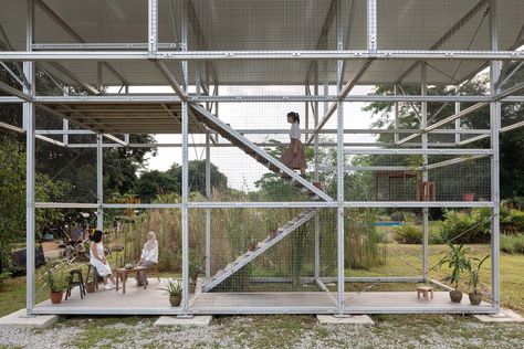 Conceived as a pavilion for community dialogue on nature, food and farming, the Green Agora allows native plants to grow on its modular aluminum structure and steel meshes. Located at Ground-Up Initiative’s Kampong Kampus since the 2020 Singapore Archifest, the pavilion activates everyday spaces in the community to meet food production needs at the neighborhood scale. Nature Food, Modular Structure, Structure Architecture, Public Garden, Modular System, Architecture Exterior, Climbing Plants, Garden Lovers, Photo Essay