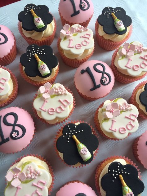 18th Birthday cupcakes Cupcake 21st Birthday Ideas, 18th Cupcakes Birthday, Cheesetart Idea Deco, Cupcake 18th Birthday, 21 Birthday Cupcakes Ideas, 21st Cupcake Ideas, 18th Birthday Cupcakes Ideas, 18th Cupcakes, 18th Birthday Cupcakes