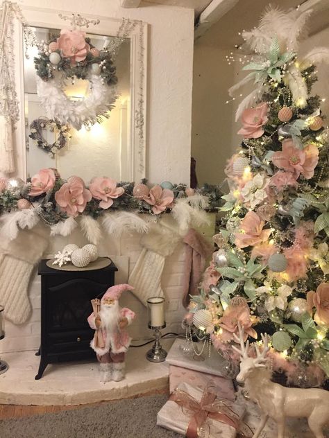 Pink Christmas Bedroom, Pink Victorian Christmas, Easy Diy Christmas Decorations, Christmas Tree Inspo, Christmas Dreaming, Pink Xmas, Pink Christmas Decorations, Diy Christmas Decorations, Christmas Feeling