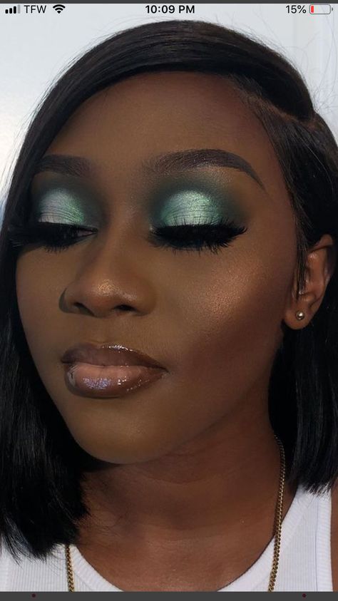 Emerald Eyeshadow Looks, Blue And Green Makeup Looks Black Women, Dark Green Makeup Look, Light Green Makeup Looks Black Women, Dark Green Makeup Looks Black Women, Teal Makeup Looks Black Women, Dark Teal Makeup, Green Eye Makeup Black Women, Dark Green Prom Makeup