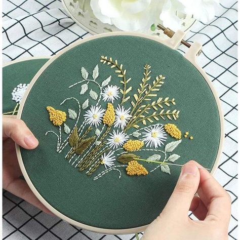 Diy Easy Embroidery, Diy Embroidery Flowers, Embroidery Stitches Flowers, Stamped Embroidery Kit, Art Plants, Beginner Embroidery Kit, Crewel Embroidery Kits, Diy Embroidery Kit, Floral Embroidery Patterns