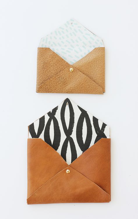 DIY leather envelope clutch (I would use vegan leather and refine the details but great template) Diy Leather Envelope Clutch, Diy Leather Envelope, Diy Leather Clutch, Envelope Folding, Easy Zipper Pouch, Pochette Diy, Diy En Cuir, Best Leather Wallet, Leather Envelope Clutch