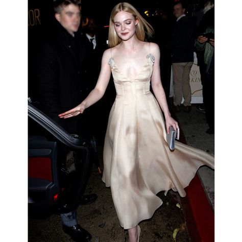 Sum Dresses, Elle Fanning Style, Best Red Carpet Looks, How To Wear A Scarf, Romantic Outfit, Classy Casual, Elle Fanning, Golden Globes, Style Guides