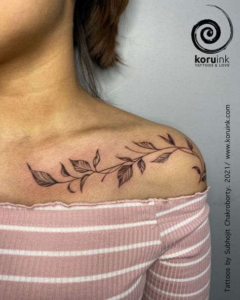 Leaves On Collar Bone Tattoo, Collar Bone To Shoulder Tattoo, Collarbone Floral Tattoo, Collar Bone Floral Tattoo, Collar Bone And Shoulder Tattoo, Shoulder To Collar Bone Tattoo, Over Shoulder Tattoo Women, Womens Collar Bone Tattoos, Floral Collarbone Tattoo