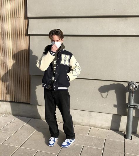 Indie Outfits Men, Y2k Streetwear Aesthetic, Baseball Jacket Outfit, Fits For Guys, Varsity Jacket Outfit, Cold Outfit, Mens Winter Fashion Outfits, Streetwear Fits, Outfits Streetwear