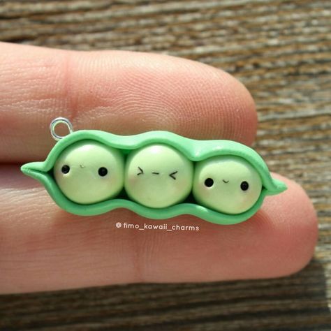 #kawaii #charms #polymer #clay #peas Clay Date, Fimo Kawaii, Polymer Clay Kunst, Fimo Ideas, Kawaii Charms, Polymer Clay Kawaii, Polymer Clay Figures, Tanah Liat, Clay Things