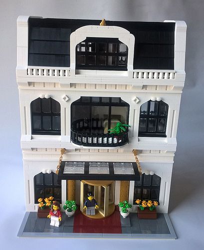 Lego Hotel, Lego Minifigure Display, Bedroom Cartoon, Lego House Ideas, Lego Houses, City Ideas, Lego Boards, Lego Diy, Lego Lovers