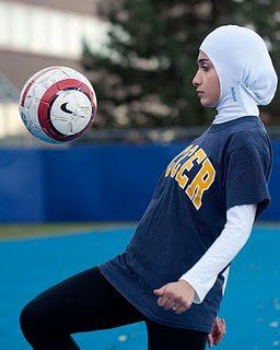 Football/Soccer Soccer Girls Outfits, Sporty Hijab, Hijab Sport, Sports Hijab, Girls Sports, Playing Sports, Of Montreal, Muslim Outfits, Islamic Teachings