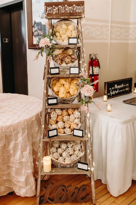 Snack Area Wedding, Sweet And Salty Dessert Table, Wedding Snacks Ideas, Wedding Table Snacks, Popcorn Table, Spanish Weddings, Popcorn Business, Wedding Snack, Backyard Kids Party