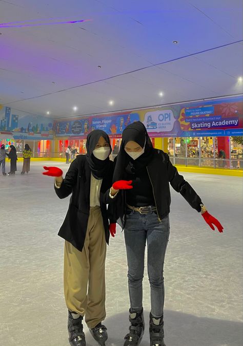 Ice Skating Outfit, Hijabi Outfit, Creative Profile Picture, Skating Outfits, Hijabi Outfits, Hijabi Fashion, Ice Skating, Skating, Fashion Inspo Outfits