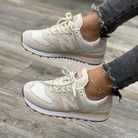 Cute New Balance Shoes Women, Cute New Balance Shoes Outfit, Black Sneakers Women Fashion Styles, New Balance Shoes Aesthetic, New Balance Shoes 574 Outfit, New Balance Shoes Women's Outfit, Sneakers New Balance Women, New Balance Shoes 550, New Balance Shoes 327