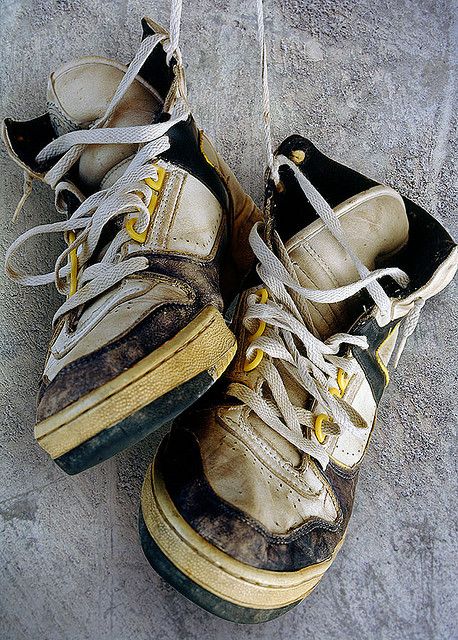 Old shoes Raw Pictures, Grunge Shoes, Skeleton Illustration, Old Boots, Shoes Photography, Still Life Photos, Shoes Photo, Old Shoes, Shoe Art