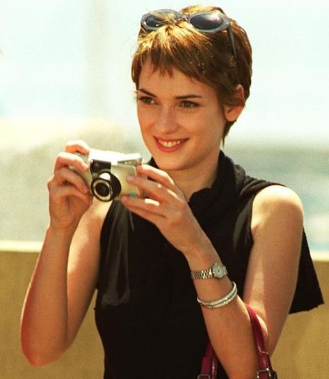 Watch out, paparazzi---Winona is taking your job! Winona Ryder Short Hair, Short Hair Pixie, Winona Mn, Winona Forever, Really Short Hair, Short Hair Pixie Cuts, Hair Inspiration Short, Hair Pixie, Shot Hair Styles