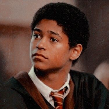 Dean Harry Potter, Hogwarts Aestethic, Alfred Enoch, Dean Thomas, Gryffindor Aesthetic, Welcome To Hogwarts, Buku Harry Potter, Harry Potter Icons, Harry Potter Scene