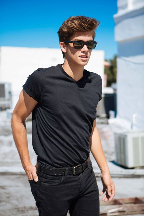 All black everything: Black shades, shirt and pants fashion sunglasses black shirt style pants mens fashion men's fashion fashion and style Ray Ban Wayfarer Mens, Ray Ban Wayfarer, Mens Fashion Edgy, Outfits Hombre, Mens Fashion Blog, Ray Ban Aviator, Mens Formal Wear, All Black Everything, Mens Fashion Summer