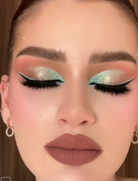 Eyeshadow For Mint Green Dress, Spring Prom Makeup, Fairy Makeup Looks Green, Makeup To Match Green Dress, Green Holiday Makeup, Mint Green Eye Makeup, Makeup For Mint Green Dress, Mint Makeup Looks, Mint Green Eyeshadow Looks